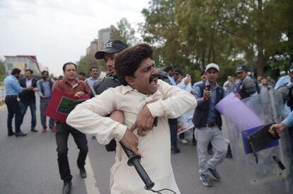 La policía paquistaní intenta detener a los periodistas durante una concentración para conmemorar el Día Mundial de la Libertad de Prensa en Islamabad (Pakistán).