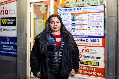Ana Ramírez es ecuatoriana, vive en Madrid y trabaja limpiando edificios. Cada semana hace dos envíos de dinero a sus tres hijos.