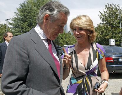 Miguel Blesa y Esperanza Aguirre, se dirigen a las jornadas del IX Encuentro Financiero Internacional Caja Madrid, celebrado por la entidad en Madrid en 2009.