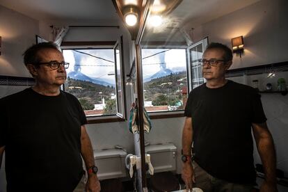 David Barrios, morador de Tacande, em El Paso (Espanha), no banheiro de sua casa.