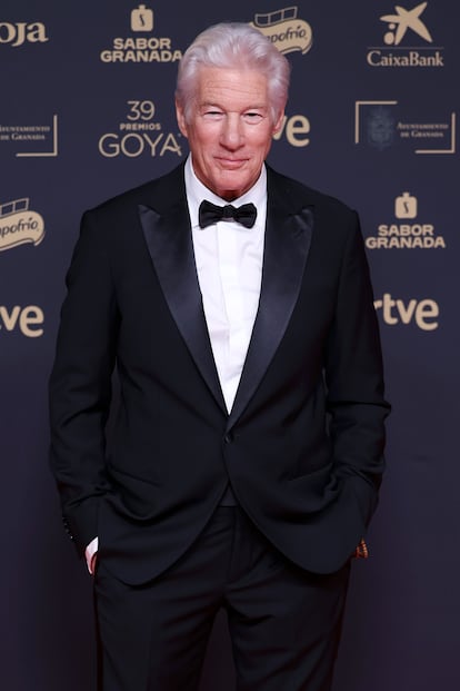 Richard Gere, goya internacional, a su llegada a la alfombra roja. El actor, que ahora reside en Madrid, muy elegante con un clásico esmoquin firmado por Giorgio Armani.