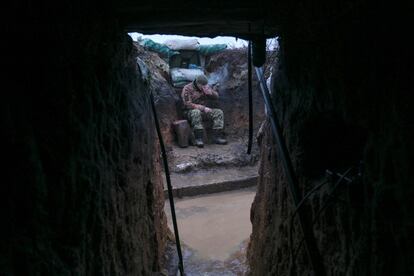 Un miilitar ucranio descansa en una trinchera cerca de la línea de separación de los rebeldes respaldados por Rusia en las afueras de Svitlodarsk, en la región de Donetsk,