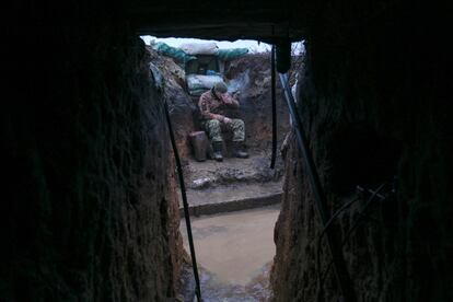 Un miilitar ucranio descansa en una trinchera cerca de la lnea de separacin de los rebeldes respaldados por Rusia en las afueras de Svitlodarsk, en la regin de Donetsk,