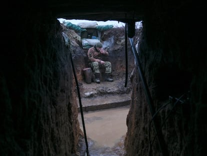 Un miilitar ucranio descansa en una trinchera cerca de la línea de separación de los rebeldes respaldados por Rusia en las afueras de Svitlodarsk, en la región de Donetsk,