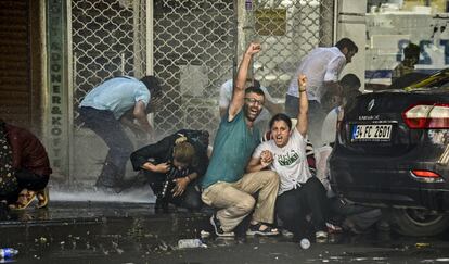 Manifestantes protestan contra el reemplazo de alcaldes kurdos por funcionarios estatales en Diyarbakir, Mardin y Van (este de Turquía). Los alcaldes suspendidos son miembros del Partido Democrático Popular (HDP) elegidos en marzo.