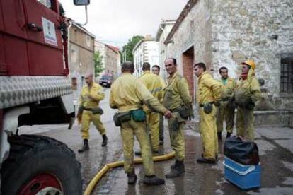 Un retén de extinción de incendios de la Junta de Castilla-La Mancha preparado para intervenir en Selas, Guadalajara.