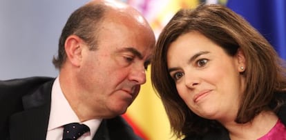 La vicepresidenta, Soraya Sáenz de Santarmaría, junto al ministro de Economía, Luis de Guindos.