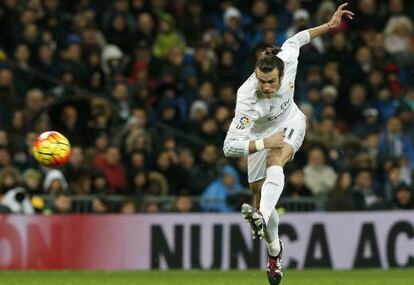 Gareth Bale golpea bal&oacute;n durante el partido contra el Deportivo. 