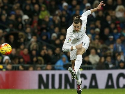 Gareth Bale golpea bal&oacute;n durante el partido contra el Deportivo. 