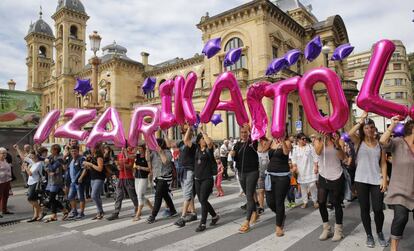 Manifestantes portan globos que reclaman la escolarización de la hija de Sara Majarenas en San Sebastián.