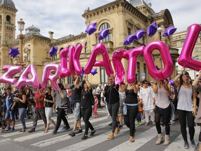 Manifestantes portan globos que reclaman la escolarización de la hija de Sara Majarenas en San Sebastián.