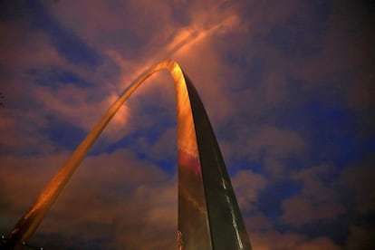 El arco Gateway iluminado antes del amanecer en la ciudad de San Luis, en Misuri (EE UU).