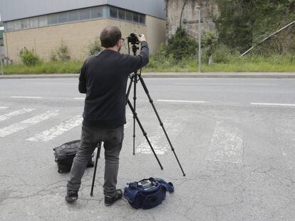 El fotógrafo Eduardo Nave, de espaldas, fotografía este jueves el lugar donde fue asesinado en 1968 José Antonio Pardines, la primera víctima de ETA.