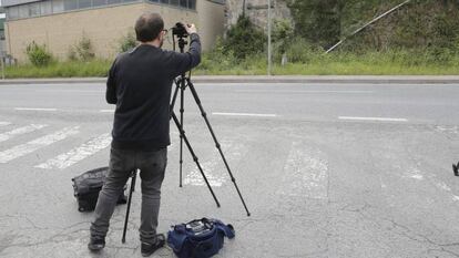 El fotógrafo Eduardo Nave, de espaldas, fotografía este jueves el lugar donde fue asesinado en 1968 José Antonio Pardines, la primera víctima de ETA.