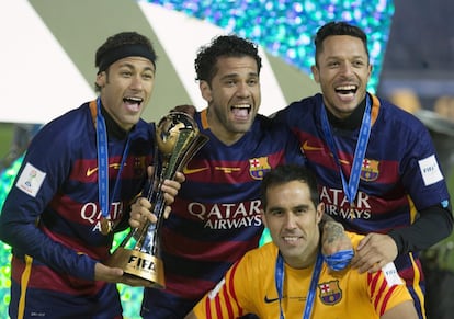 El jugador de FC Barcelona Neymar y los exjugadores Dani Alves y Adriano y el portero Claudio Bravo celebran la victoria de su equipo en el Mundialito de Clubes de 2015 en Yokohama (Japón), el 20 de diciembre de 2015.