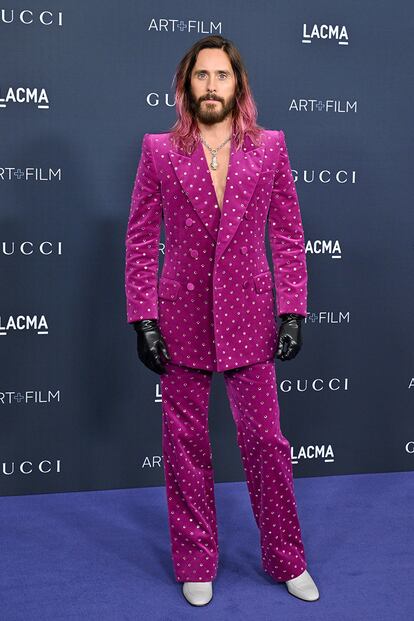 Jared Leto fue fiel a Gucci con este traje rosa con brillos que llevó sin camisa.