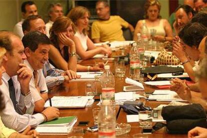 Representantes de los sindicatos, durante una reunión mantenida ayer en la Consejería de Justicia.