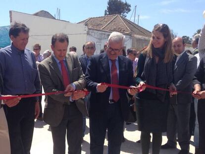 El detenido (a la izquierda), acompa&ntilde;ado de autoridades pol&iacute;ticas, durante la inauguraci&oacute;n de uno de sus restaurantes en Chiclana.