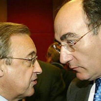 Florentino Pérez e Ignacio Sánchez Galán se cruzan en un acto público.