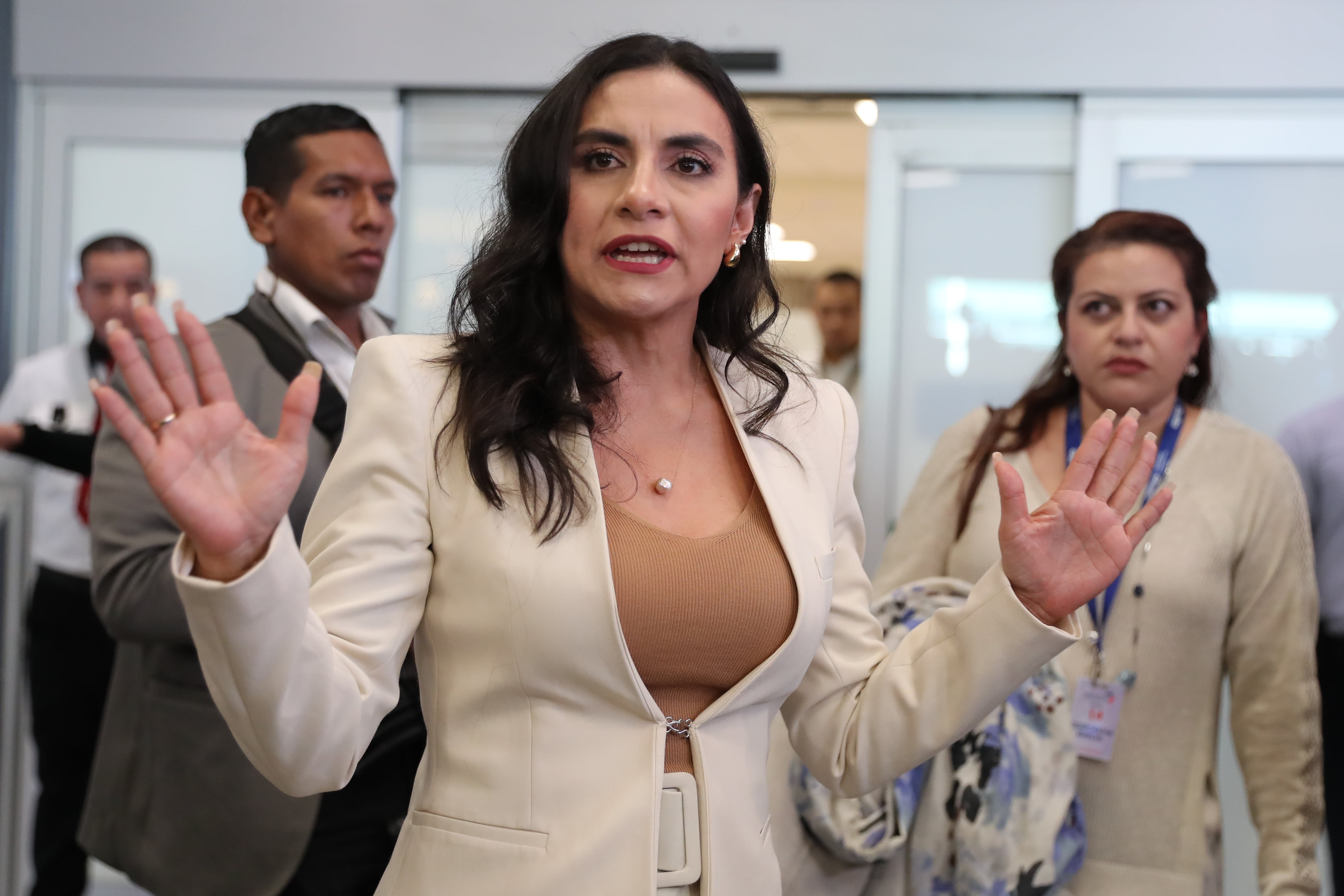 Verónica Abad, la vicepresidenta suspendida por Daniel Noboa, llega a Ecuador: “Vengo en un acto de rebeldía”