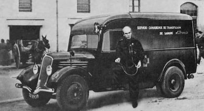 Norman Bethune junto a una ambulancia.