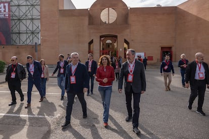 María Jesús Montero, vicesecretaria general del PSOE, Santos Cerdán, Secretario de Organización del PSOE, y Juan Espadas, secretario general del PSOE de Andalucía, durante la visita a las instalaciones del 41º Congreso Federal que se celebra en Sevilla.