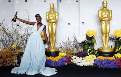 Lupita Nyong'ou, com seu Oscar como melhor atriz de partilha por seu papel em 'Doze anos de escravatura'.