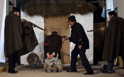 Actors playing the parts of the civil and assault guards dispatched to Cádiz to put down an anarchist insurrection.