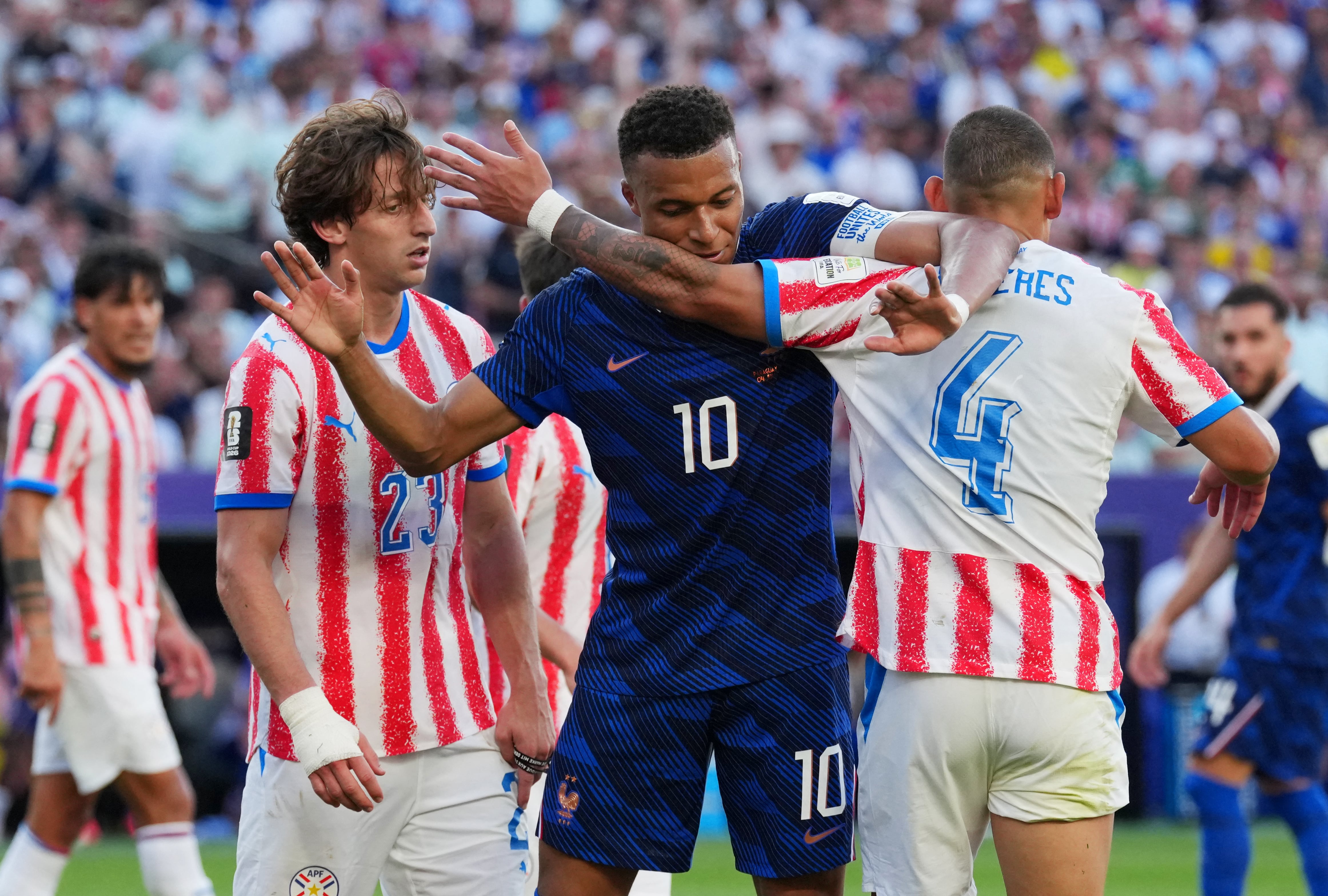 Solo un penalti de VAR marcado por Mbappé derriba el muro de la guerrillera Paraguay