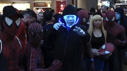 Varias personas disfrazadas de "Spiderman" durante el acto de presentación mundial de "The Amazing Spider-Man 2: El poder de Electro" , que ha tenido lugar en Singapur.