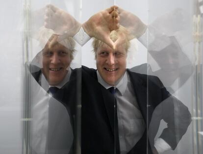 Quando Johnson deixou a prefeitura de Londres em 2016, sua popularidade era alta. Uma pesquisa da YouGov encomendada naquele ano revelou que 52% dos londrinos consideravam que tinham feito um "bom trabalho" como prefeito. O sucessor de Johnson no cargo foi o trabalhista Sadiq Khan, o primeiro prefeito muçulmano de uma grande capital europeia. Na foto, Boris Johnson em 2011.