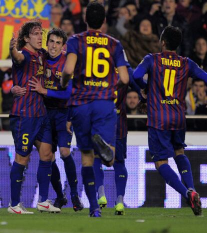 Puyol celebra con Cuenca su gol en Mestalla.
