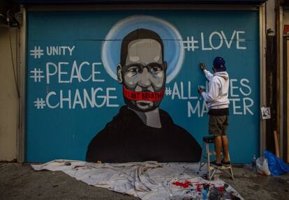 El artista Celso pinta un mural en Broadway, Los Ángeles (EE.UU.). |