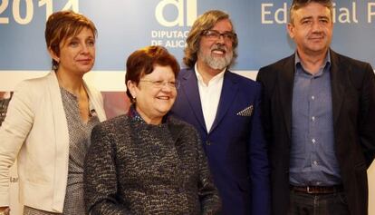 La presidenta de la Diputaci&oacute;n y el autor galardonado, Ram&oacute;n Pernas, en la presentaci&oacute;n del libro en Madrid.