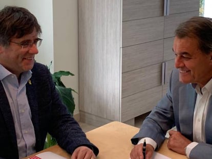 Carles Puigdemont (izq.) y Artur Mas, en su reunión en Waterloo.