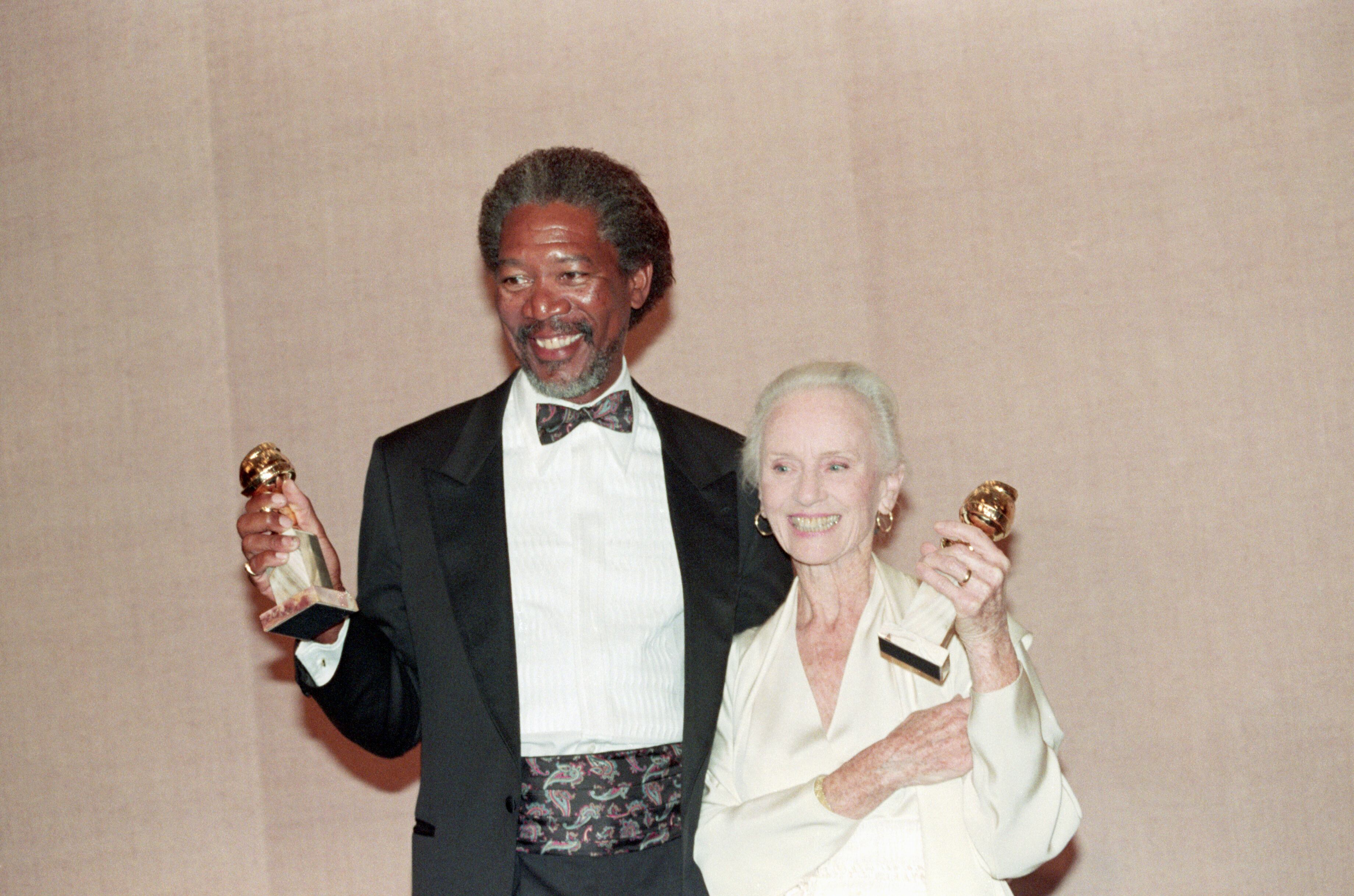 Morgan Freeman y Jessica Tandy muestran sus Globos de Oro (obtenidos por 'Paseando a Miss Daisy') en 1990.