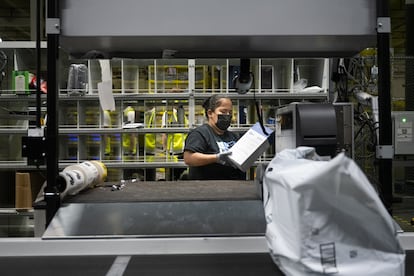 Una trabajadora prepara paquetes en un centro logístico de entrega el mismo día de Amazon en el Bronx de Nueva York, en julio de 2024.