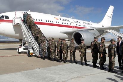 El último contingente militar destinado a la misión en Bosnia, ayer de regreso al aeropuerto madrileño de Torrejón de Ardoz.