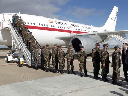 El último contingente militar destinado a la misión en Bosnia, ayer de regreso al aeropuerto madrileño de Torrejón de Ardoz.