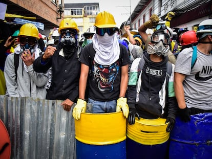 Los miembros de la primera línea de defensa posan y hacen guardia durante las protestas  contra el Gobierno del presidente Duque, en Pasto, el 28 de mayo de 2021.