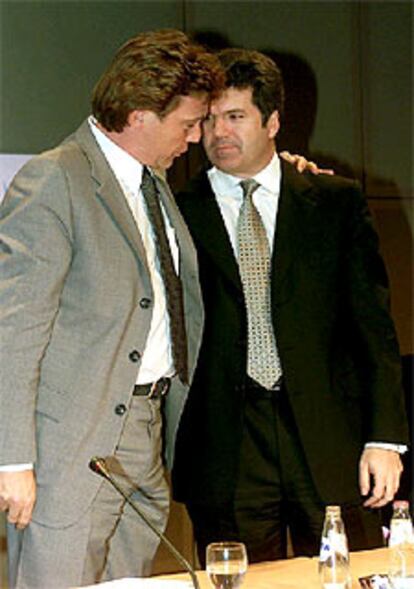 John De Mol (izquierda), junto a Juan Villalonga, en marzo de 2000.