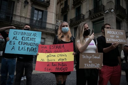 Manifestacion de prostitutas en la plaza Sant Jaume de Barcelona contra la propuesta para abolir la prostitución, este jueves.