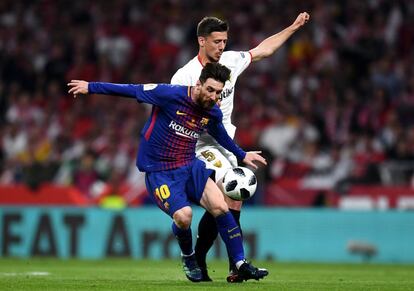 Lionel Messi (izquierda) y Clement Lenglet luchan por la pelota.