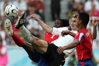 Miroslav Klose disputa un balón a dos jugadores de Costa Rica en el partido inaugural de Alemania 2006.