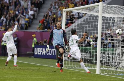 Helder Postiga, en la porter&iacute;a, y Cristiano Ronaldo, al fondo, celebran el gol del primero, el segundo de Portugal. 