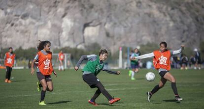 Alejandra Tapia (c) patea el bal&oacute;n en un entrenamiento 