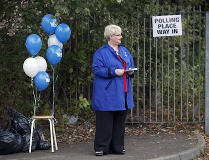 Una mujer simpatizante del "sí a la independencia" permanece a las puertas de un colegio electoralGlasgow (Reino Unido).