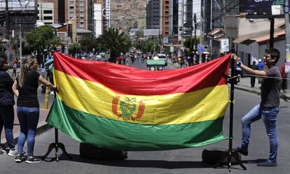 Manifestantes durante la huelga general de este viernes en La Paz.