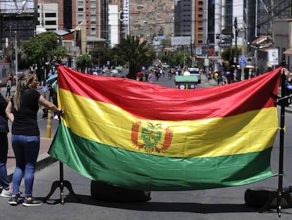 Manifestantes durante la huelga general de este viernes en La Paz.