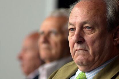 Los acusados escuchando al Tribunal